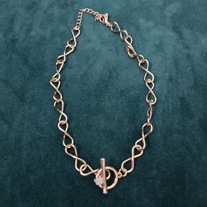 💎 Gold-Tone Twisted Link Choker Necklace w/ Decorative Toggle – 15" NWOT